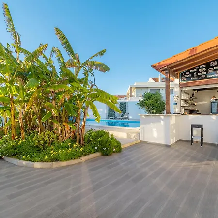 בית הארחה Silver Seahorse Garden Retreat