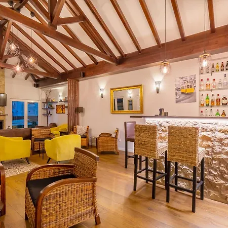 בית הארחה Silver Seahorse Garden Retreat