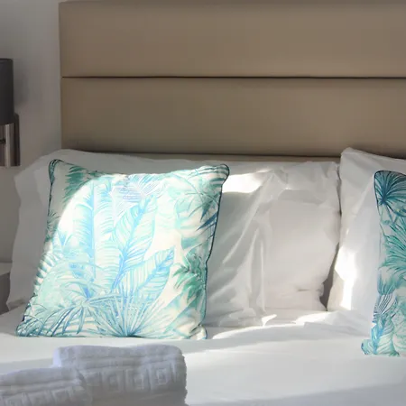 Silver Seahorse Garden Retreat בית הארחה