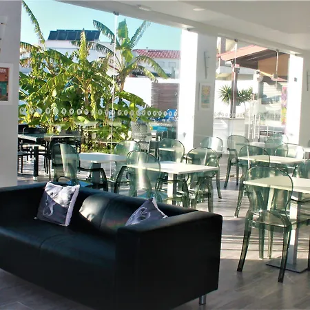 בית הארחה Silver Seahorse Garden Retreat