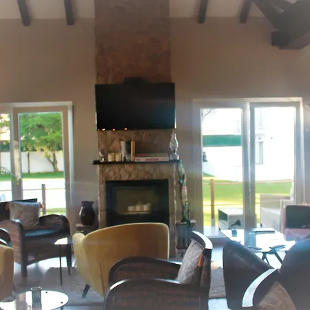 בית הארחה Silver Seahorse Garden Retreat